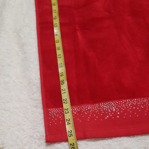 Elegant Red and White Bath Towels - Picture 11 of 13